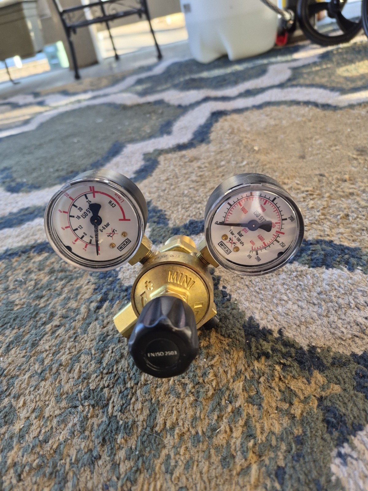WIKA Mini Acetylene Regulator Dual Gauges CGA 580 0-4000 PSI 0-6 Bar