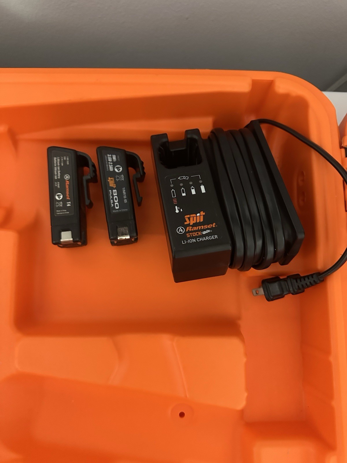 RAMSET T4SS Nail Gun Kit, GAS TOOL, CORDLESS, 2 BATTERIES, CASE AND CHARGER.