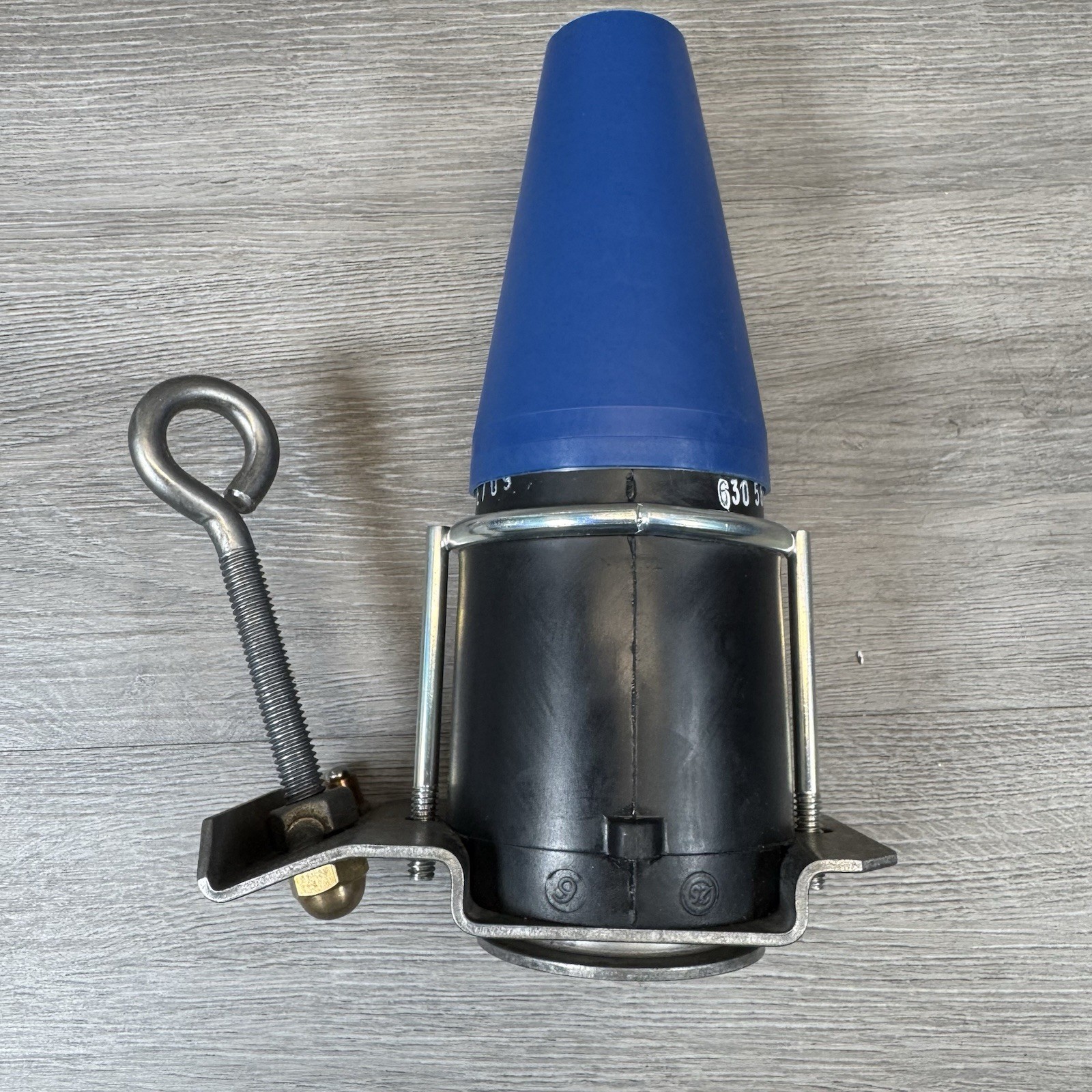 Eaton Cooper ISB225 Insulated Standoff Bushing 200AMP, 15.2/26.3KV, 25KV Class