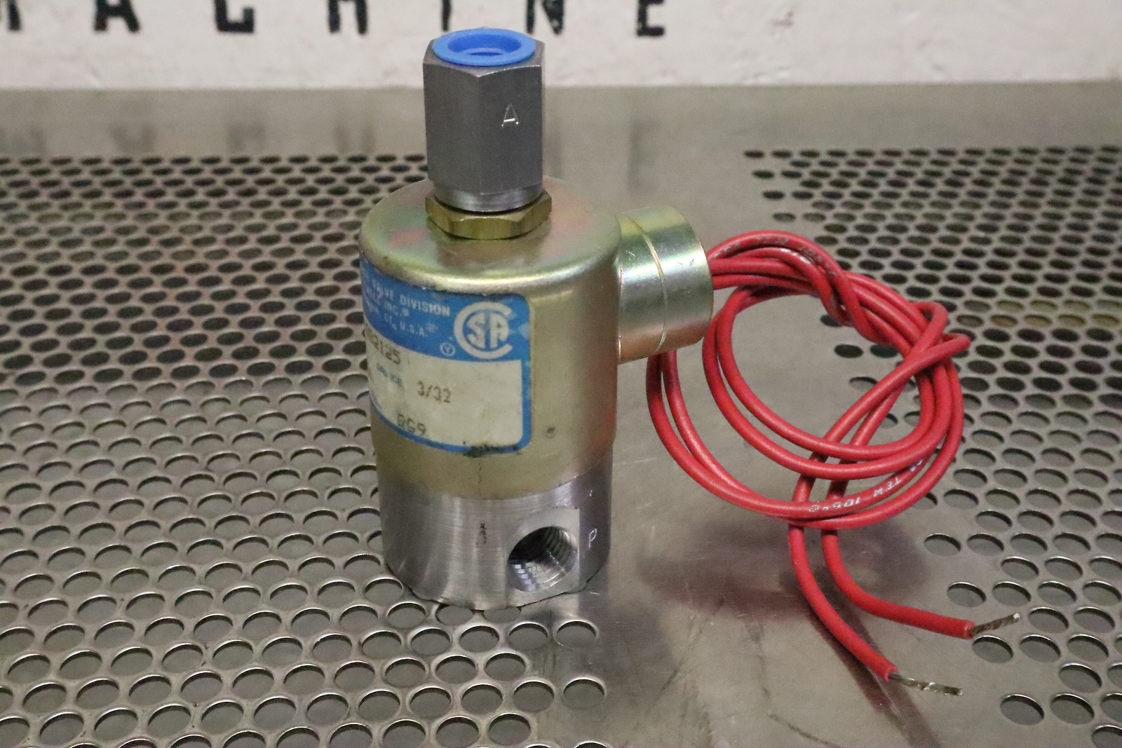 Skinner Honeywell V51DB2125 125PSI 24V 60Hz 11Watts Solenoid Valve New Old Stock