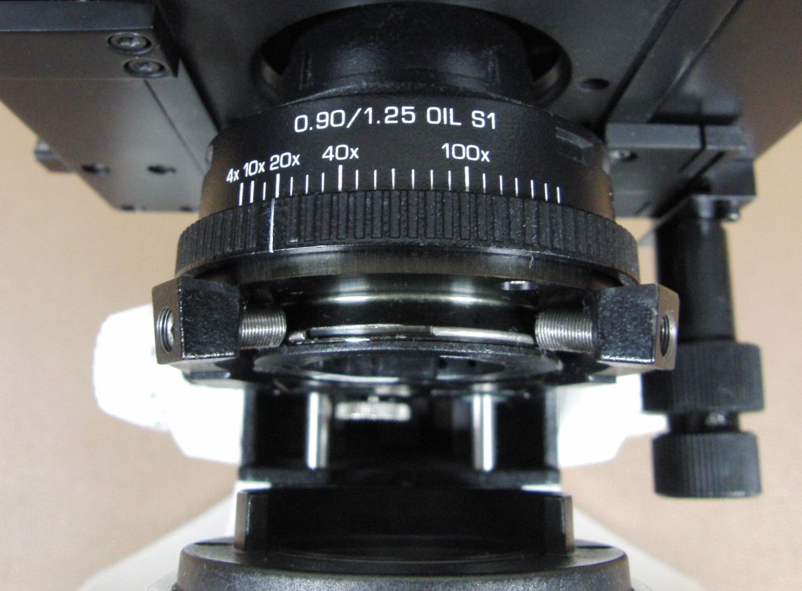 Leica DME 13595xxx Microscope with (4) HI PLAN Objectives 4x/10x/40x/100x