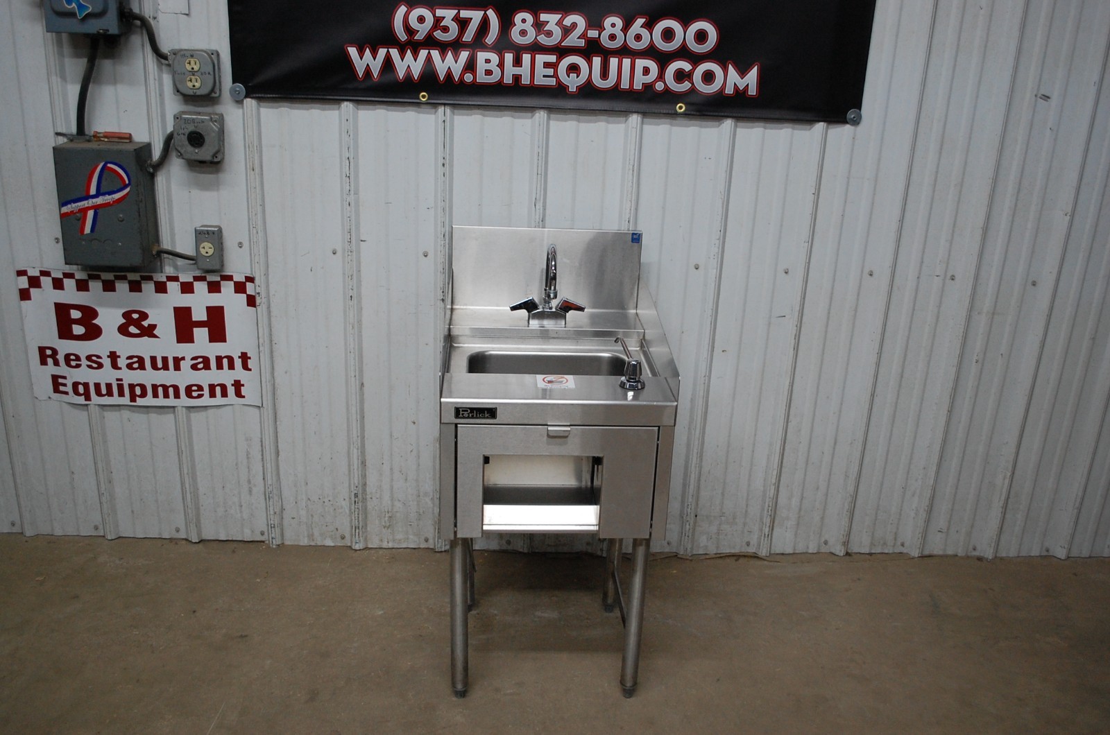 Perlick TSD18HST 18″ Stainless Steel Underbar Hand Sink w/ Paper Towel Dispenser