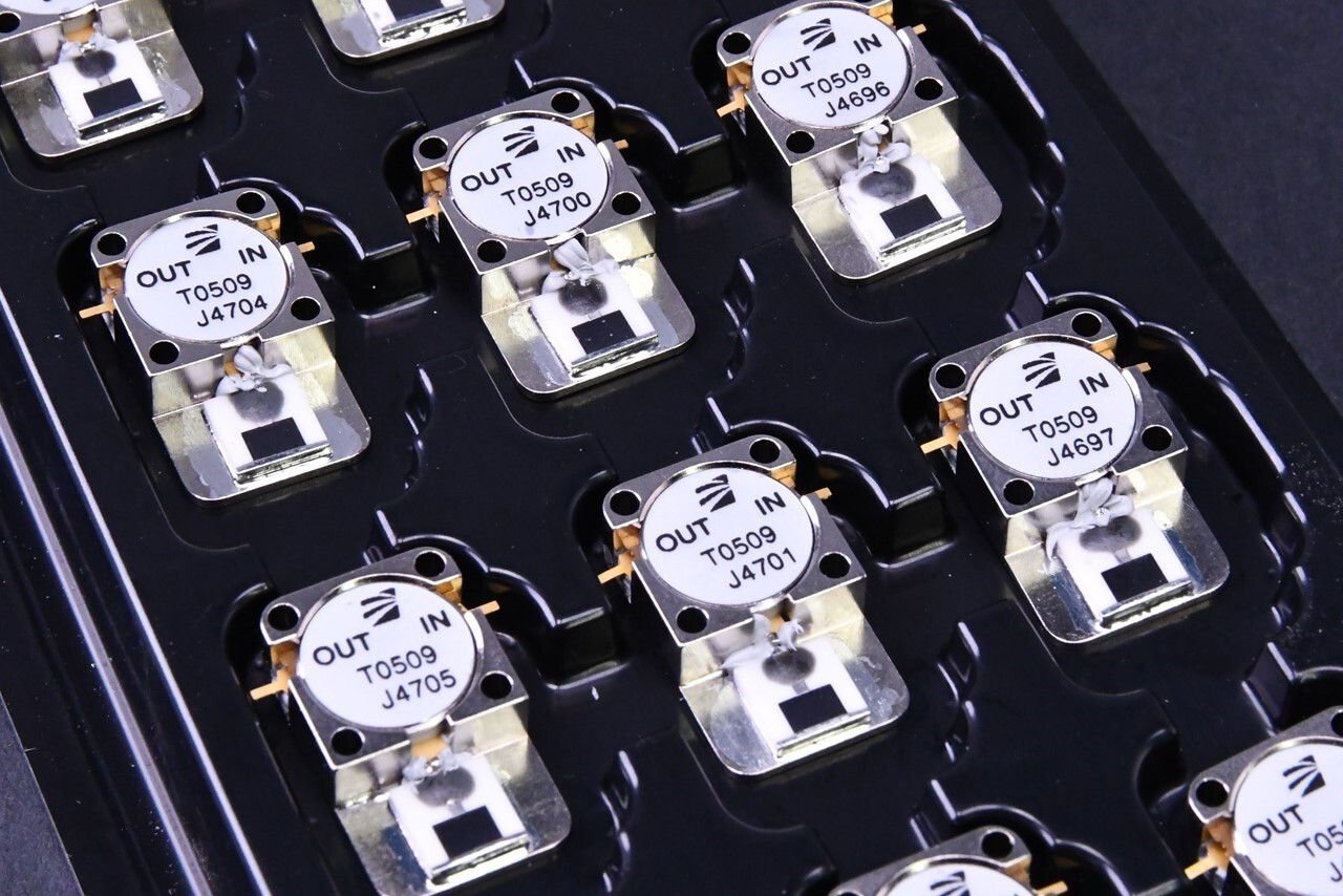 RF & Microwave Drop-In Isolator Frequency 5.2 to 5.8 GHz 20 dB 20W