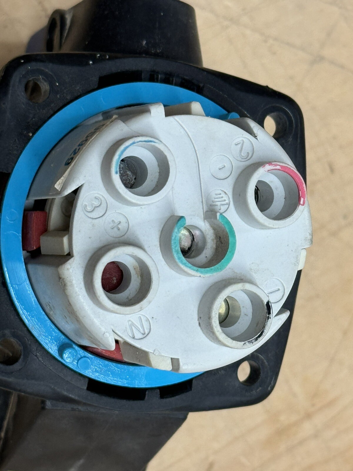 MELTRIC DXN-3 2P+N+E 32 AMP 60 Hz RECEPTACLE