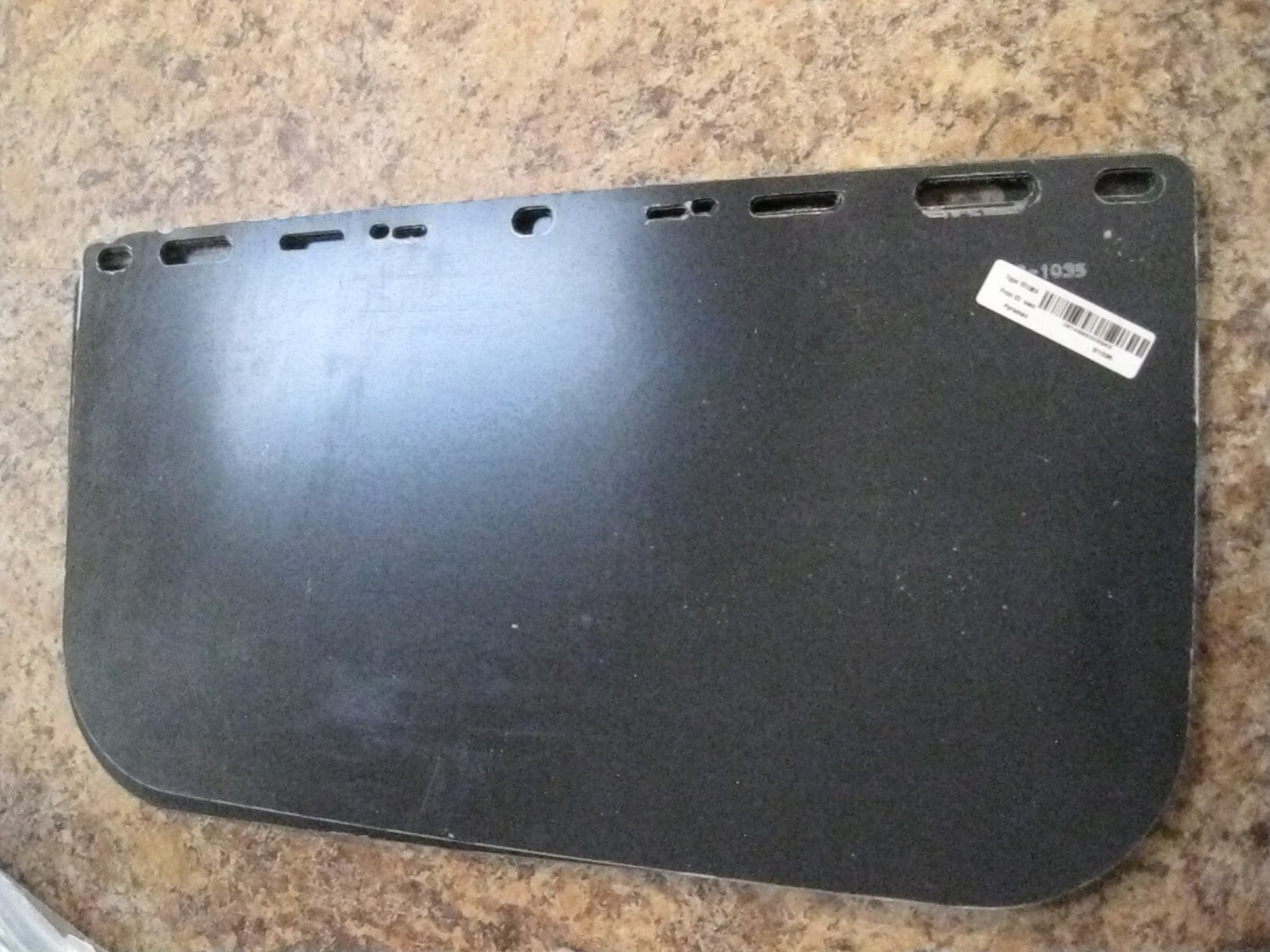 PYRAMEX S1035 DARK GREEN TINTED POLYTHYLENE FACE SHIELD 8″x15.5″x.040″(LOT#RL172