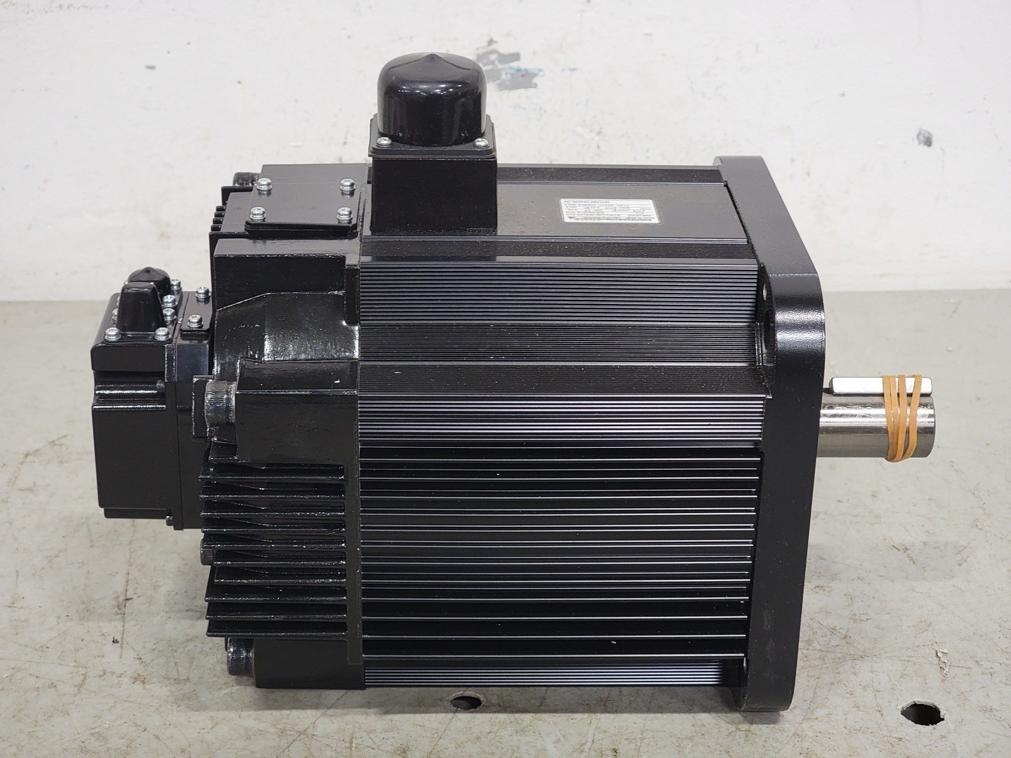 SURPLUS NEW Yaskawa SGMRS-37A2A-YR13 3700W AC Servo Motor – Electrical