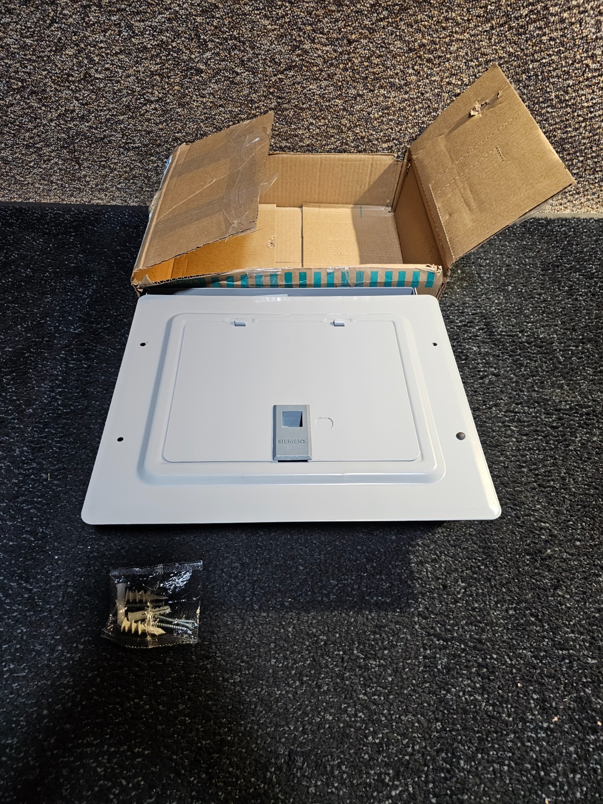 Siemens E0816ML1125F Main Lug Load Center 125A 120/240V 8 Spaces 16 Circuits