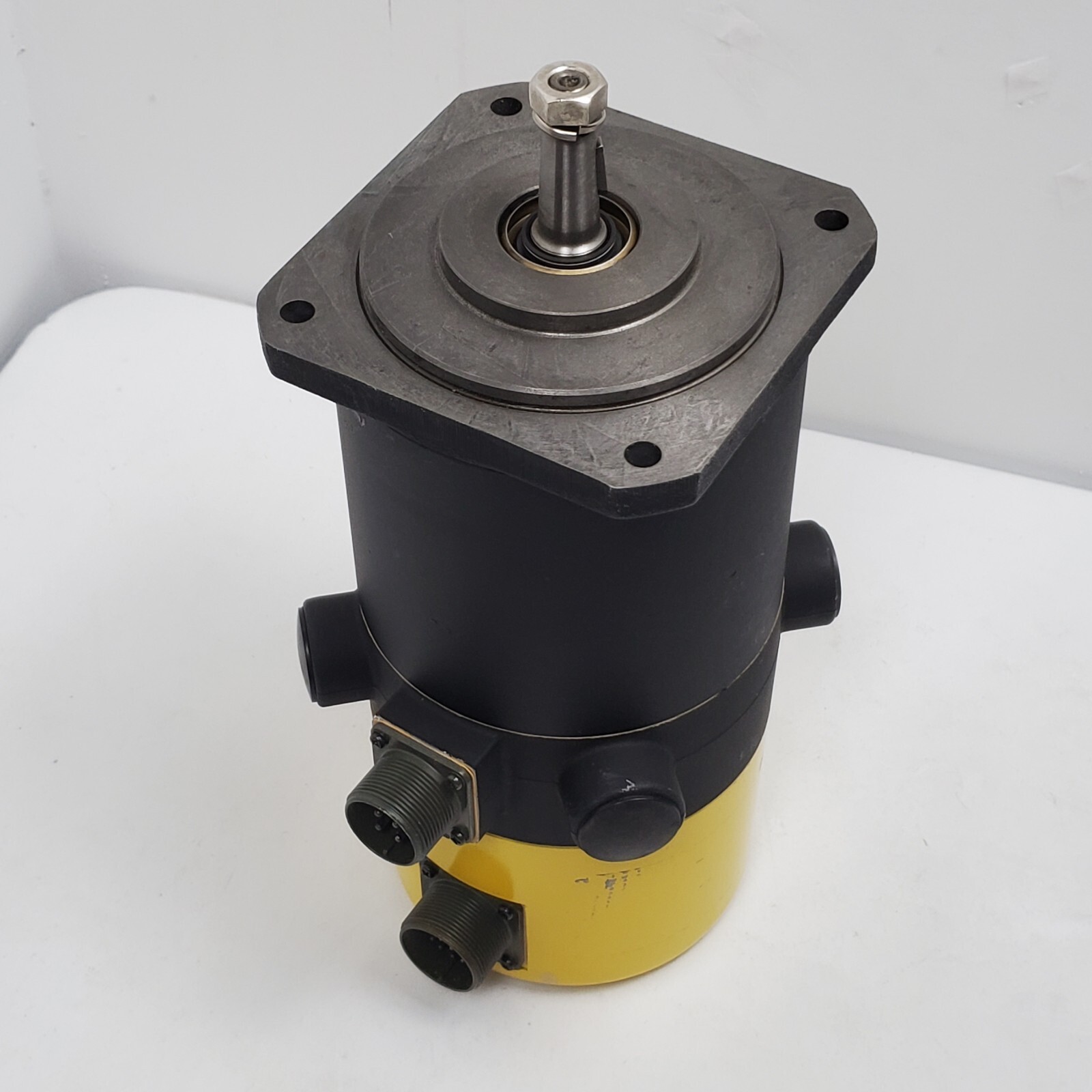 NEW Fanuc DC Servo Motor Model OM A06B-0641-B003 96V 2000 RPM 2.9Nm 7.2A