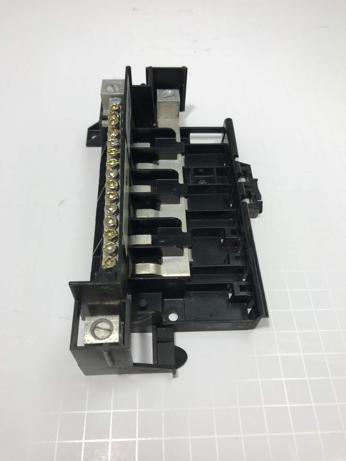 Square D 100 Amps 120/240 Volt 6 Place Circuit Breaker Mount 1 Phase 3 Wire