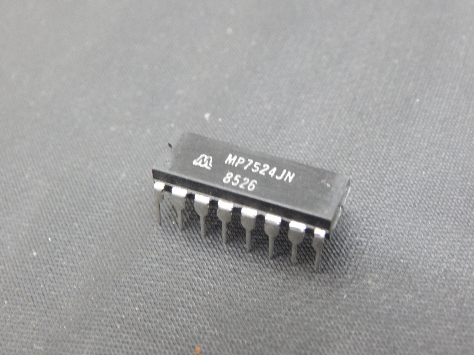 Monolithic Power Systems MP7524JN Digital Analog Converter, 8 Bit, 16 Pin DIP