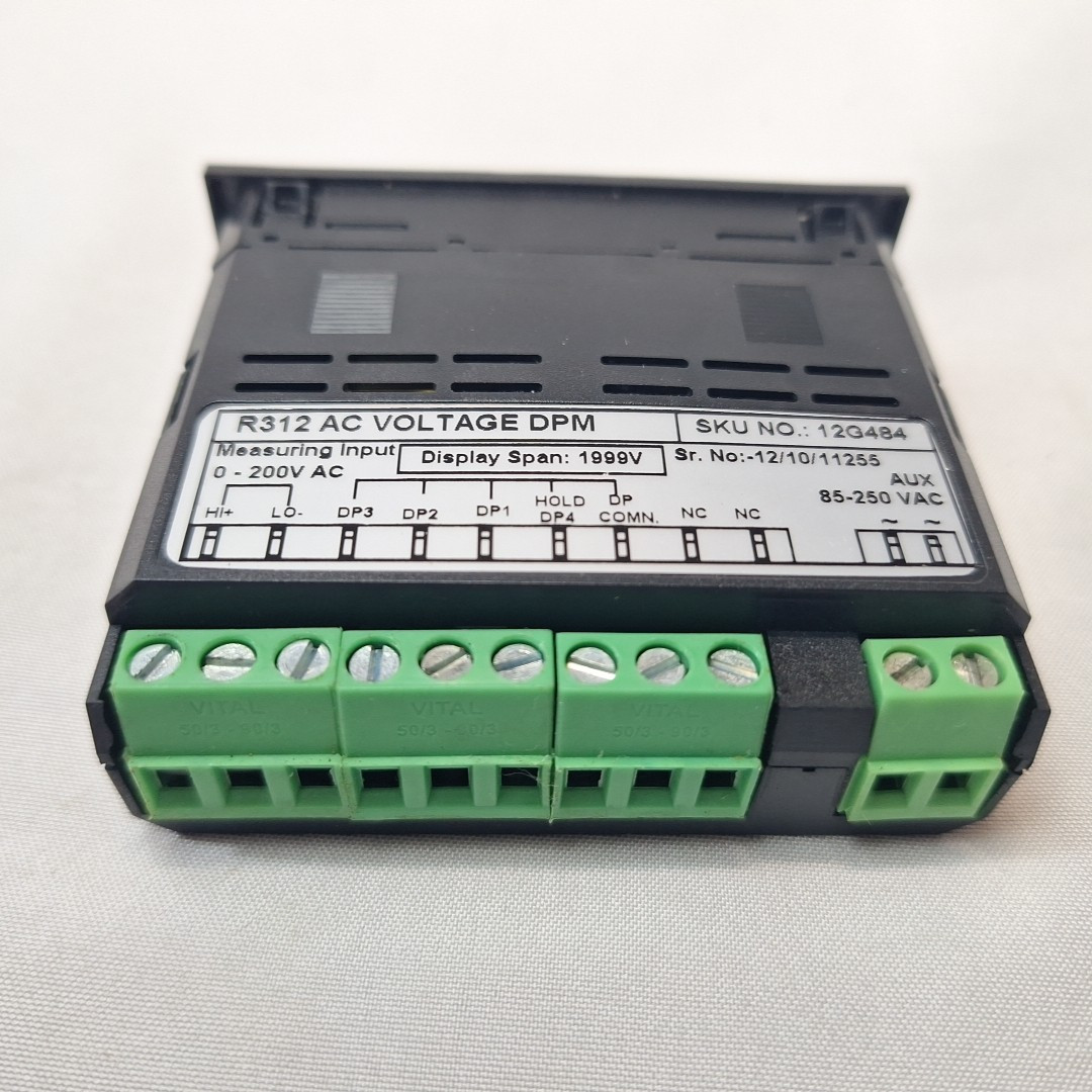 Value Collection 12G484 1999 Display Span 200V LCD Digital Panel Meter