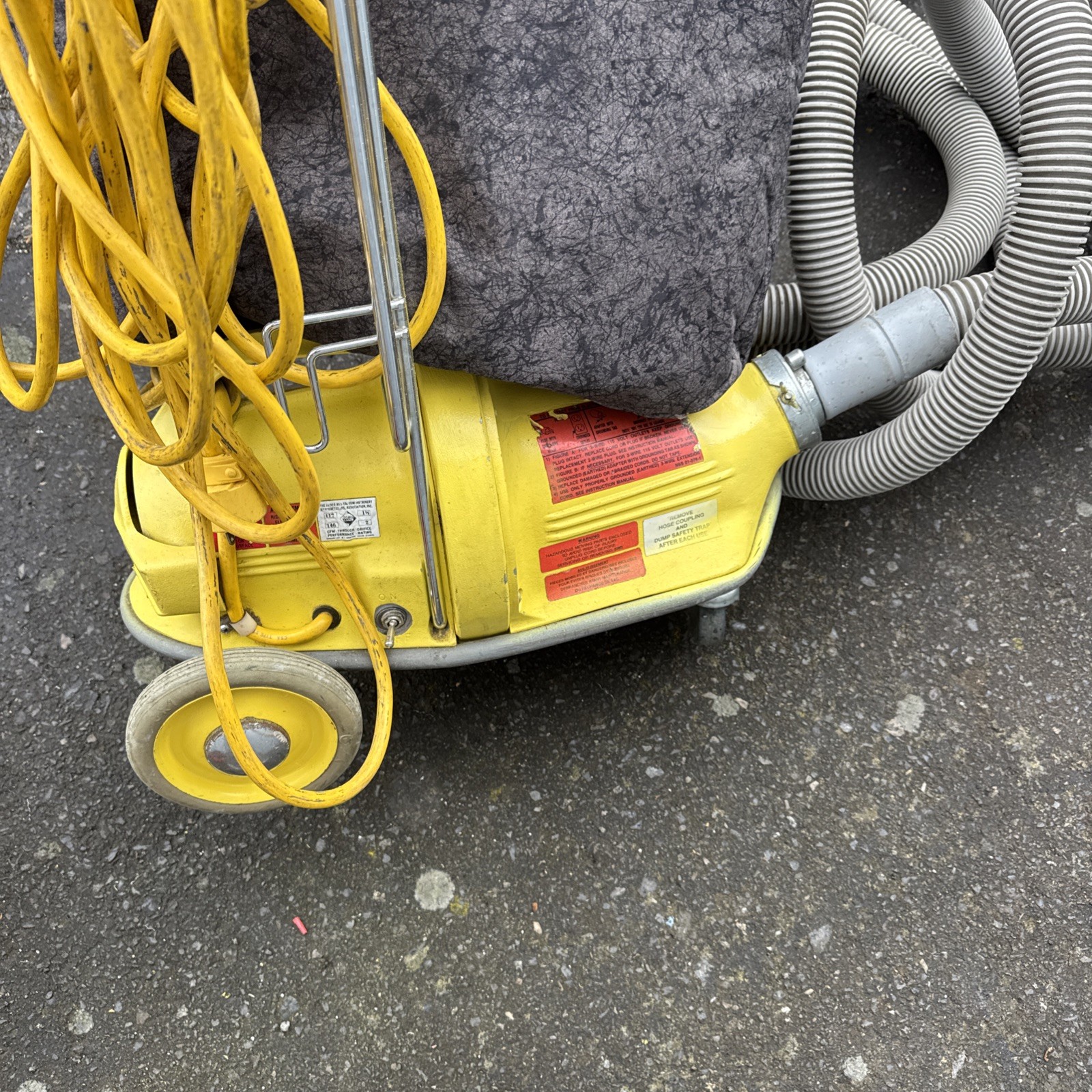 NSS M-1 PIG HEAVY DUTY PORTABLE VACUUM & BAG + HOSE WOW!! WORKS GOOD!