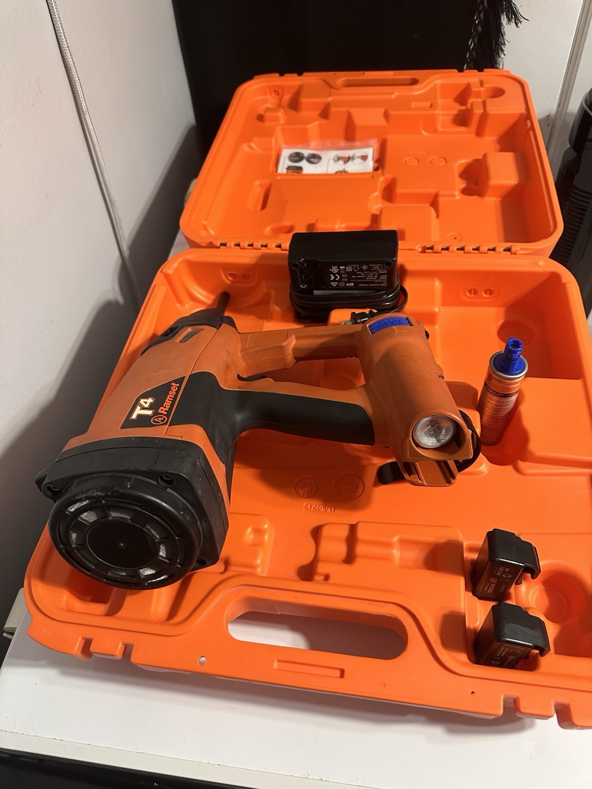 RAMSET T4SS Nail Gun Kit, GAS TOOL, CORDLESS, 2 BATTERIES, CASE AND CHARGER.
