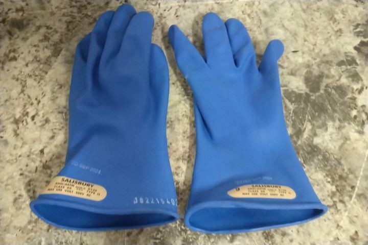Salisbury GK0011BL/9 Size 9 11 In Length Blue Electrical Glove Kit