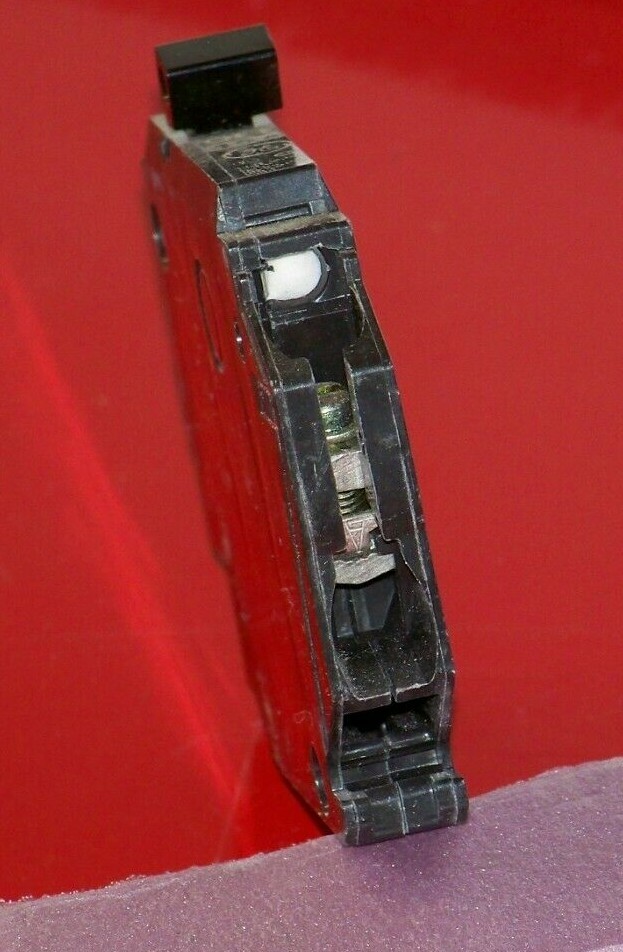 THQP115 GE 20 amp 120/240 volt 1 pole plug on breaker (thin)
