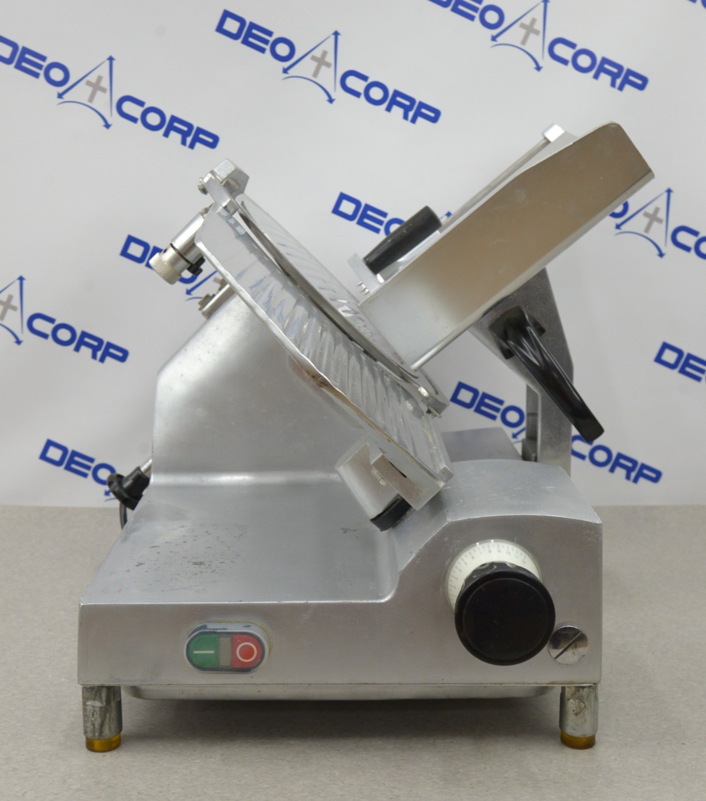 Avantco SL512 12″ Semi-Automatic Gravity Feed Meat Slicer 1/2 hp