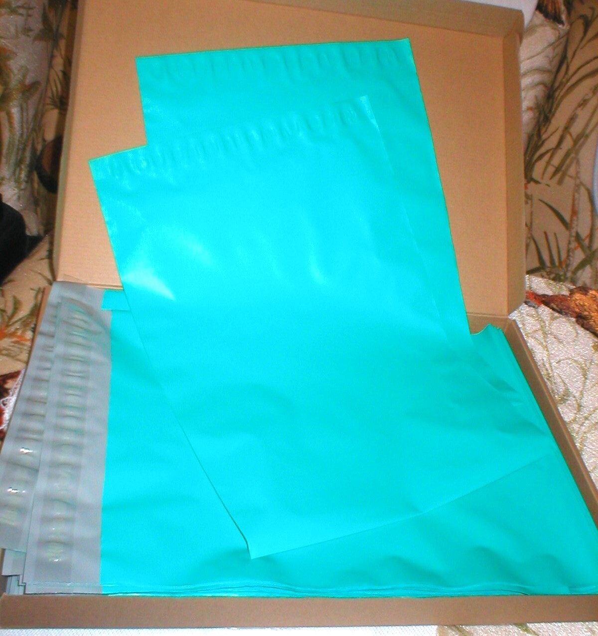 100 TEAL POLY MAILERS 10 X 13 BOX SOLD AS IS