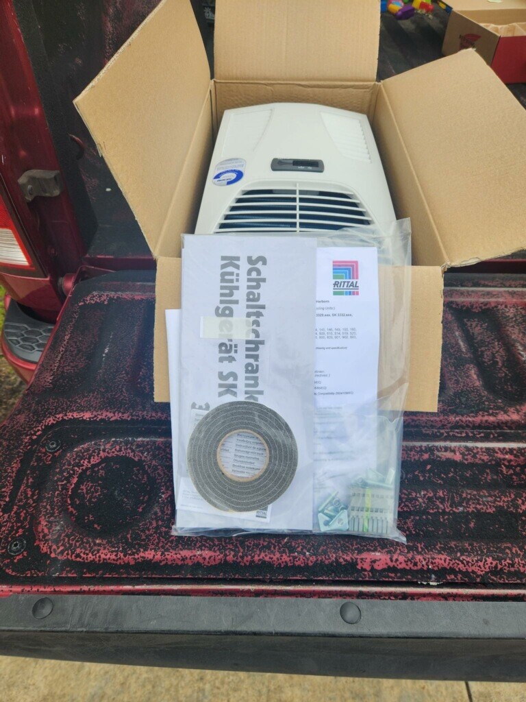 Ritual enclosure Air Conditioner wall Mount 1093 Btuh Great for any room!
