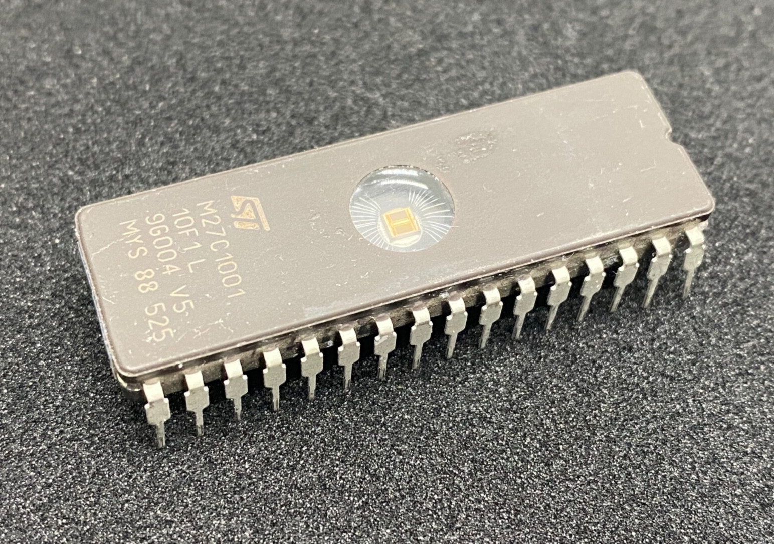 STMicroelectronics M27C1001-10F1 UV EPROM memory integrated circuit date 96004