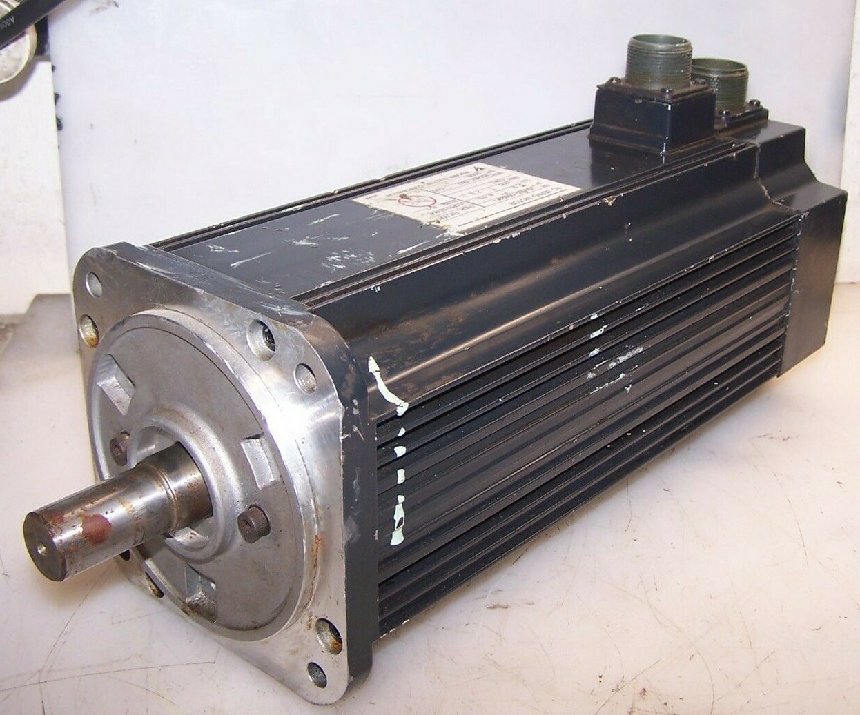 Yaskawa .9 KW AC Servo Motor 1000 RPM Type USAMED-09B22