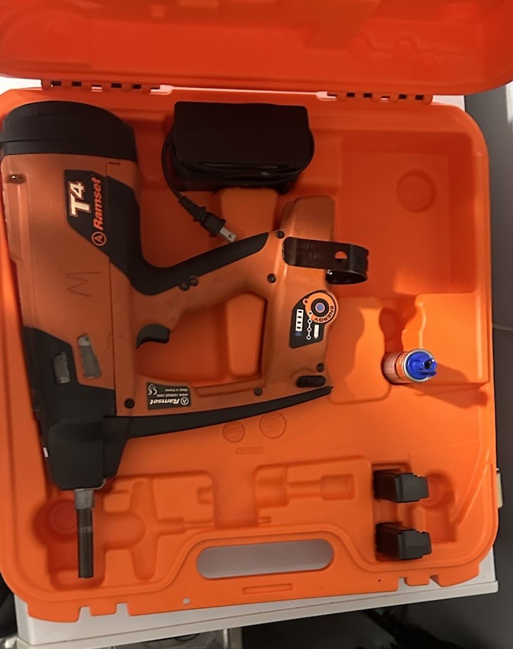 RAMSET T4SS Nail Gun Kit, GAS TOOL, CORDLESS, 2 BATTERIES, CASE AND CHARGER.