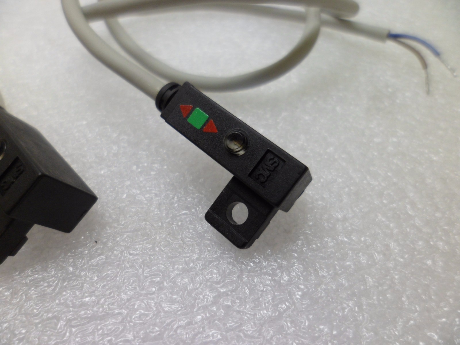 SMC D-J79W PROXIMITY SWITCH W/INDICATOR LIGHT LOT OF 2 NOS