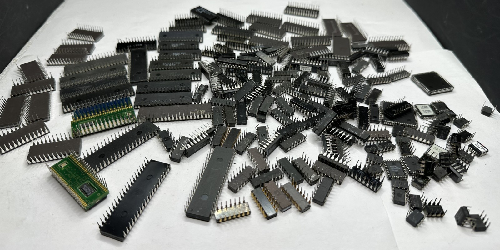 VINTAGE BIOS, FIRMWARE, EPROM ETC. IC Lot Of 190Pcs, AS-IS UNTESTED, Gold Scrap