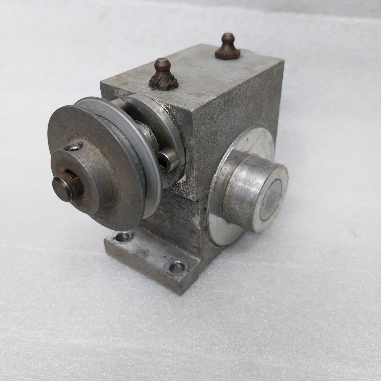 GEAR BOX (SPEED REDUCER) GEAR RATIO 17/1 .. IN SHAFT SIZE 10. MM OUTPUT 12.MM
