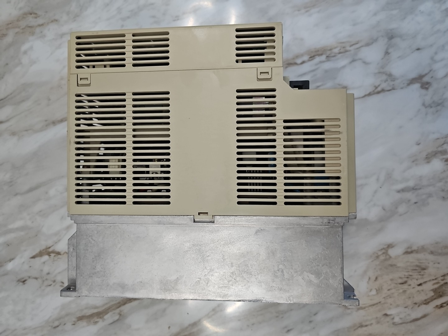 Yaskawa Servopack SGDB-05VD input 3ph 200-230v output 4 amp 230v