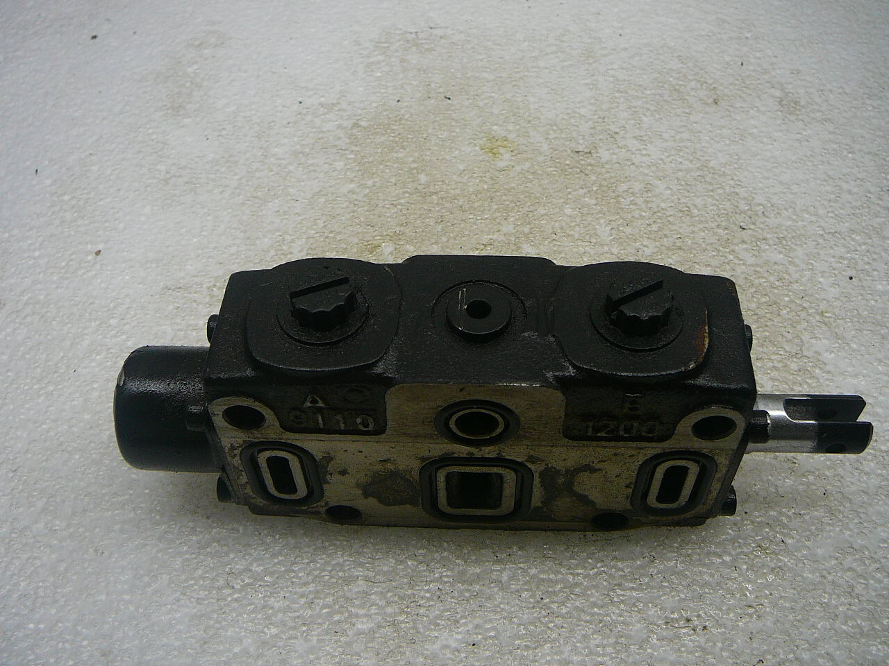 PARKER SINGLE SPOOL HYDRAULIC CONTROL VALVE A 9110, B 1200, A HYZ2 B CN