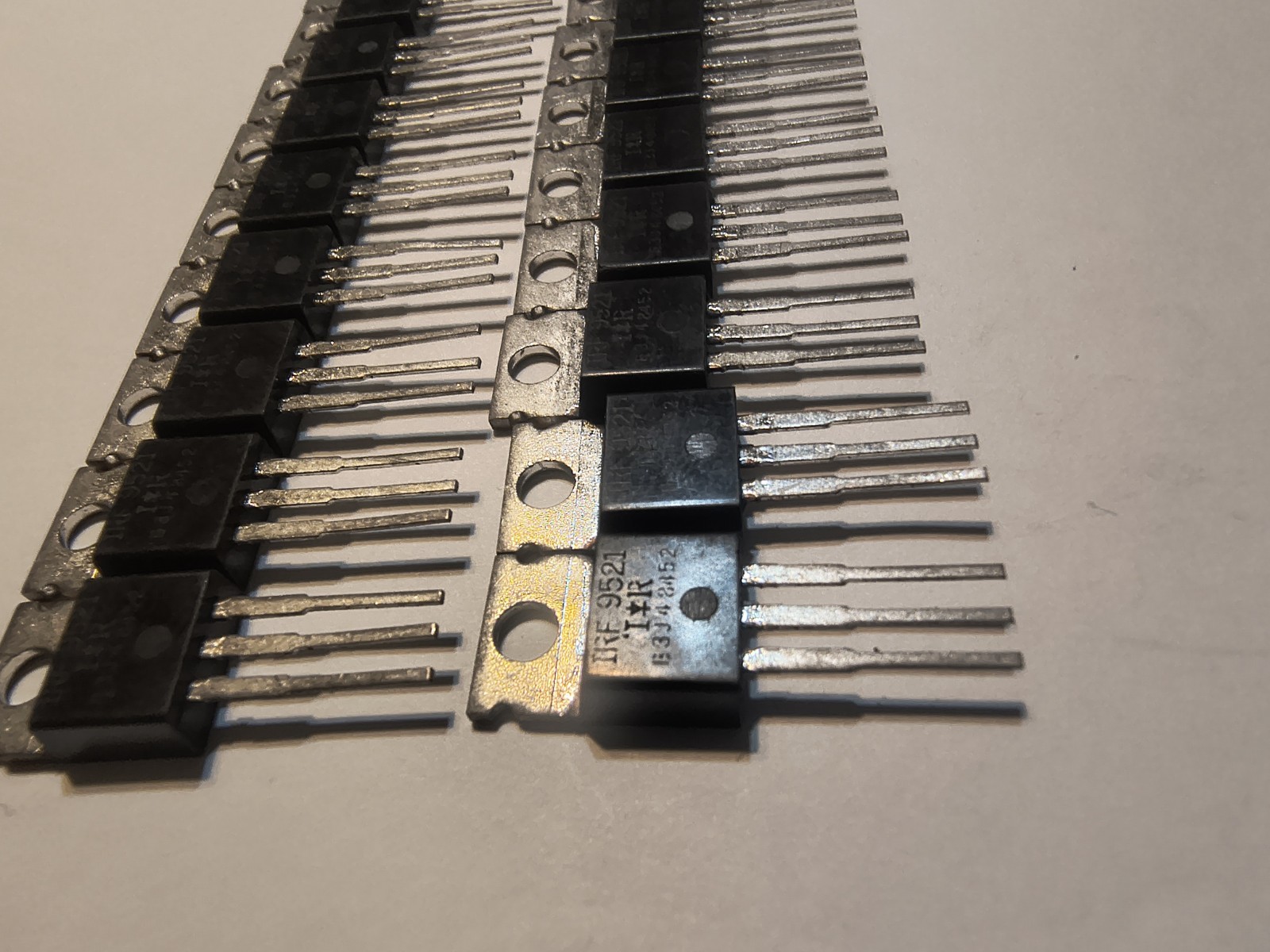 Lot of 18 NOS IRF9521 P-channel Power MOSFET Transistor TO-220 Original IR Logo