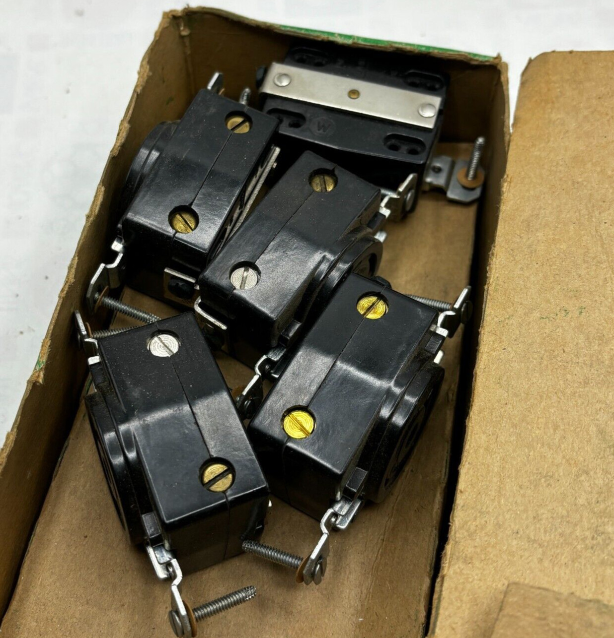 BRYANT 3520 Lockıng Back Wired Melamine Flush RCPT 20A 120/208V LOT OF 10 ⭐