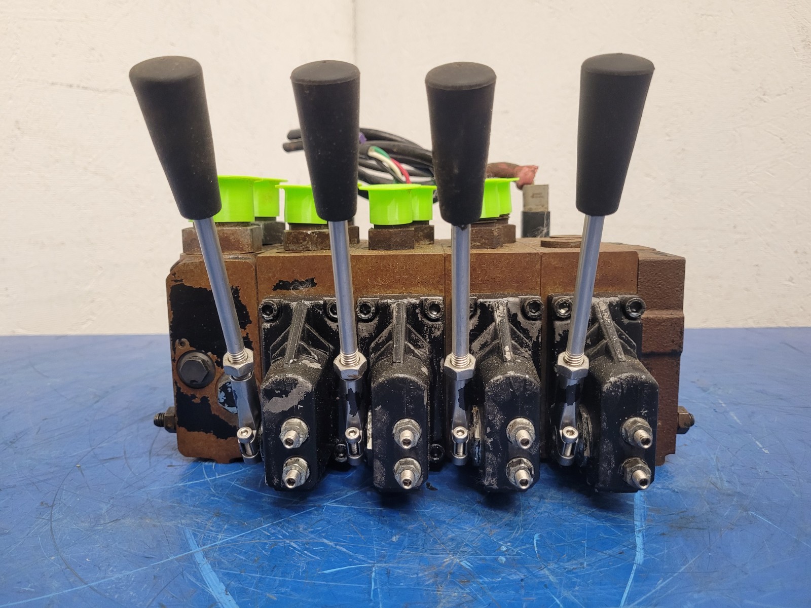 Danfoss PVG 32 4 x Proportional Hydraulic Valve Block 159B5171 Servo Valves