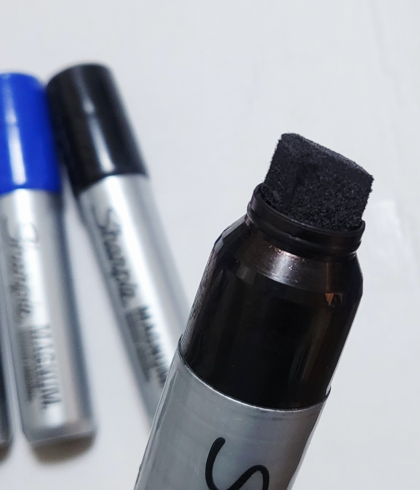 Sharpie MAGNUM MARKERS Chisel Tip BLACK or Red