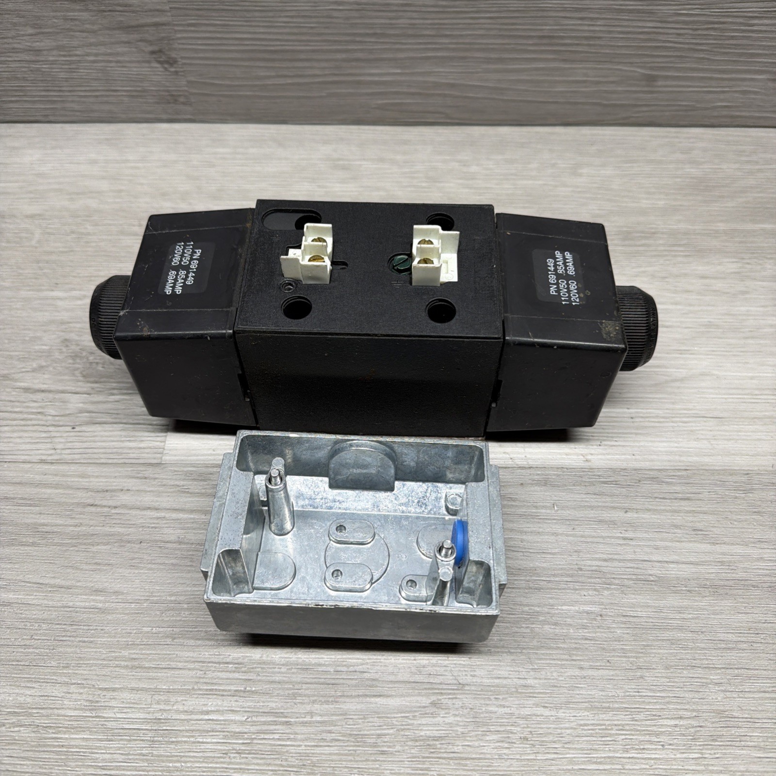 Dayton 1A322 K95S QF 5 C 205A3 Hydraulic Directional Valve W/ 691449 120V Coils