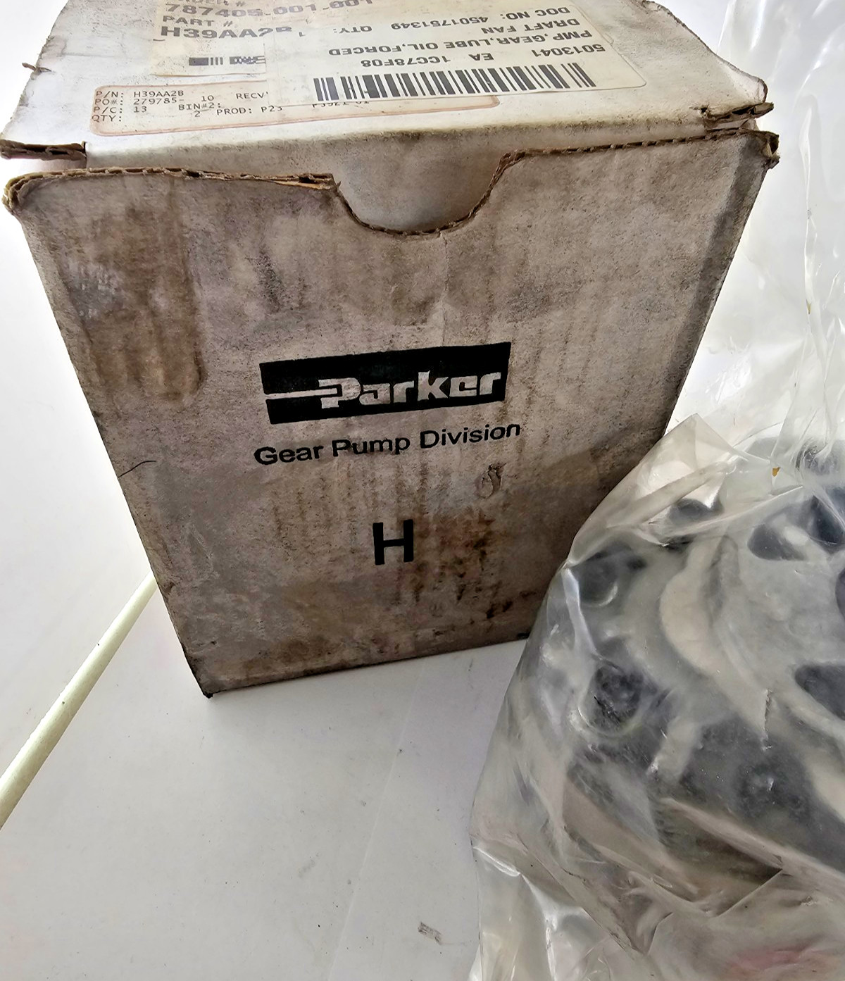 Parker H39AA2B Hydraulic Gear Pump Clockwise 2500PSI 500-4000RPM