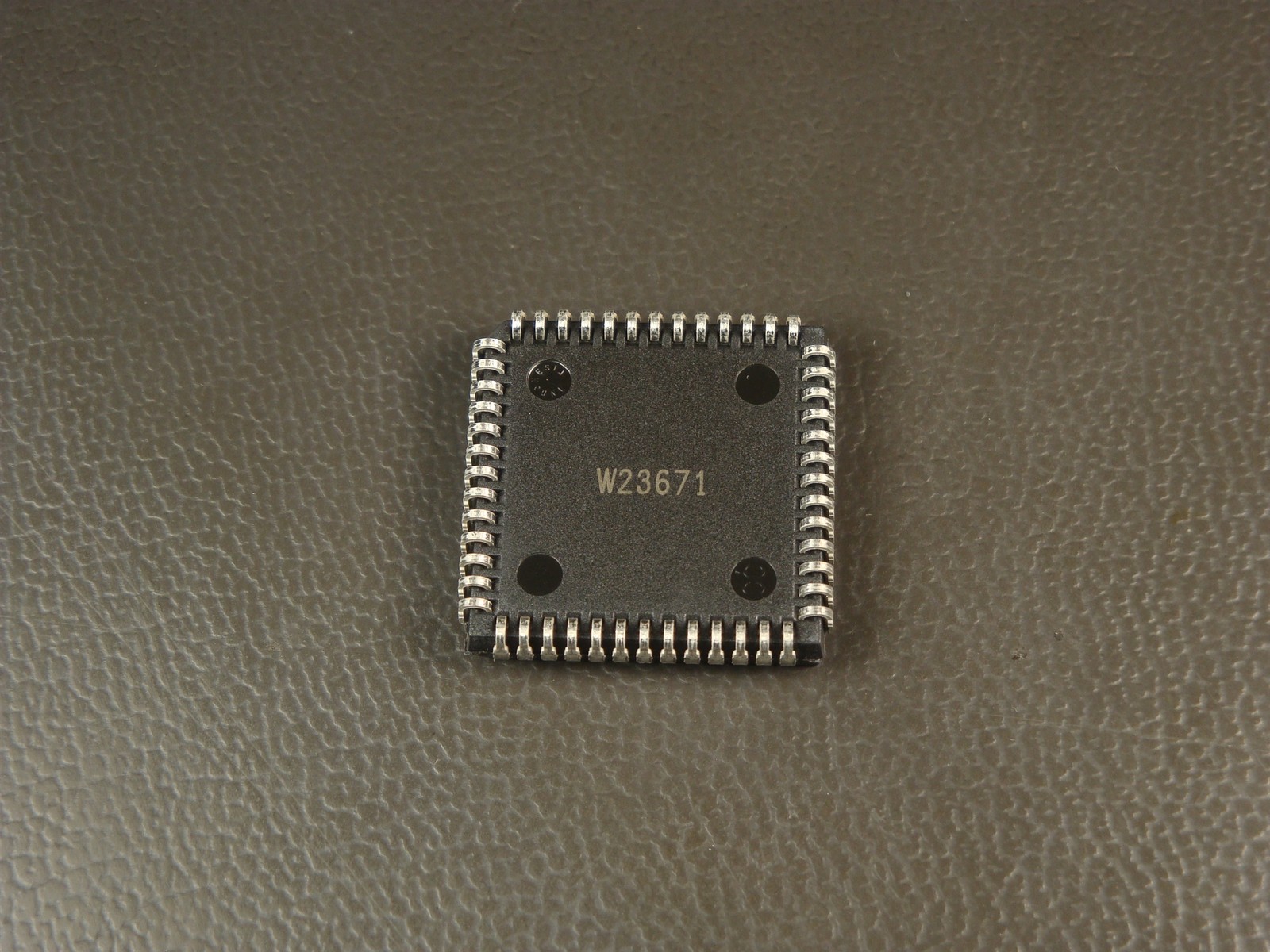 IDT7132SA35J IDT Dual Port Static RAM 16k 2k X 8-Bit CMOS 52 Pin PLCC NOS