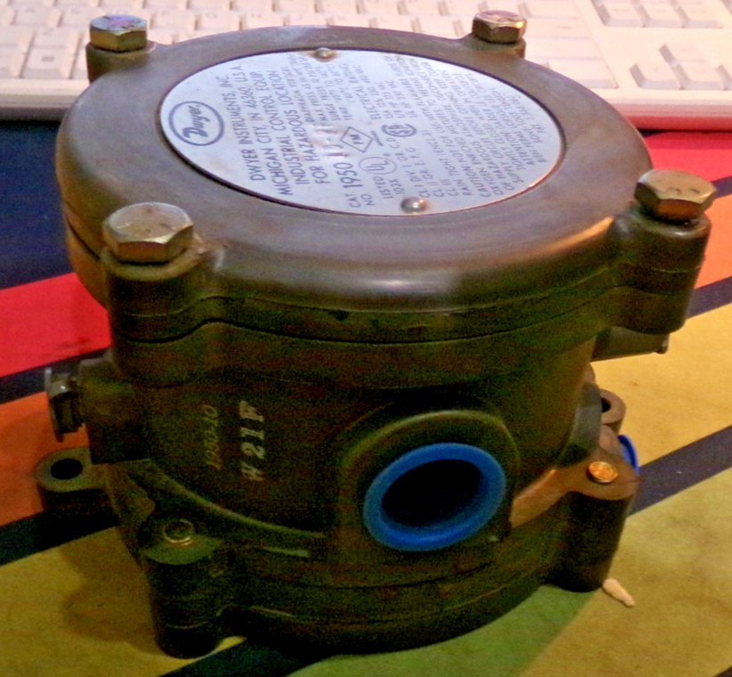 NIB DWYER 1950-10-2B EXPLOSION PROOF PRESSURE SWITCH (HH2)