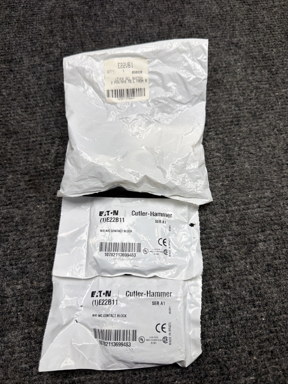 NEW EATON CORPORATION E22-V61 / E22V61 w/ x2 E22B11 Contact Blocks