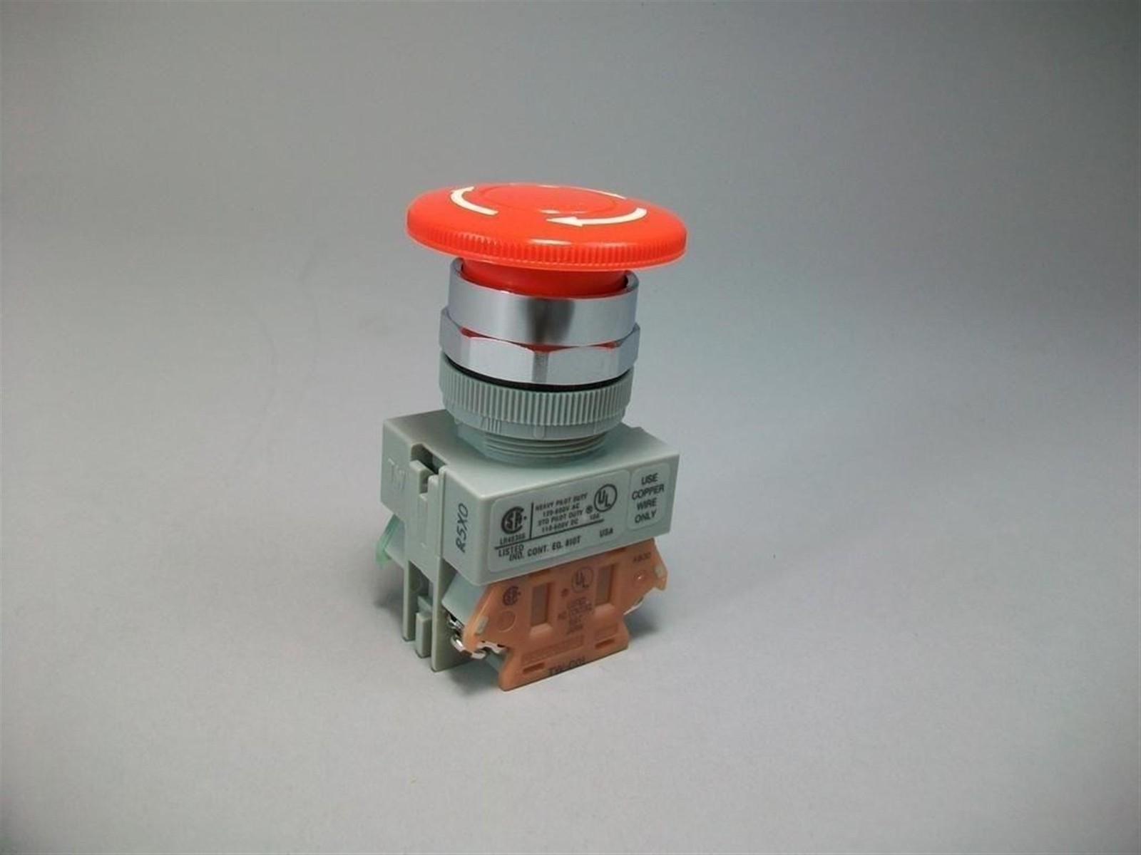 New Old Stock N/C Idec Pushlock Red Stop Button AVW401-R Heavy Duty 120-440V AC
