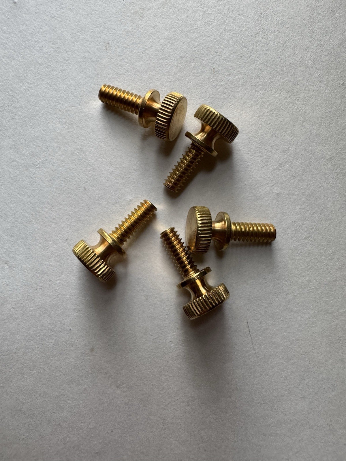 BRASS KNURLED THUMB SCREWS. 10/24 x 1/2” 5 PCS. NEW
