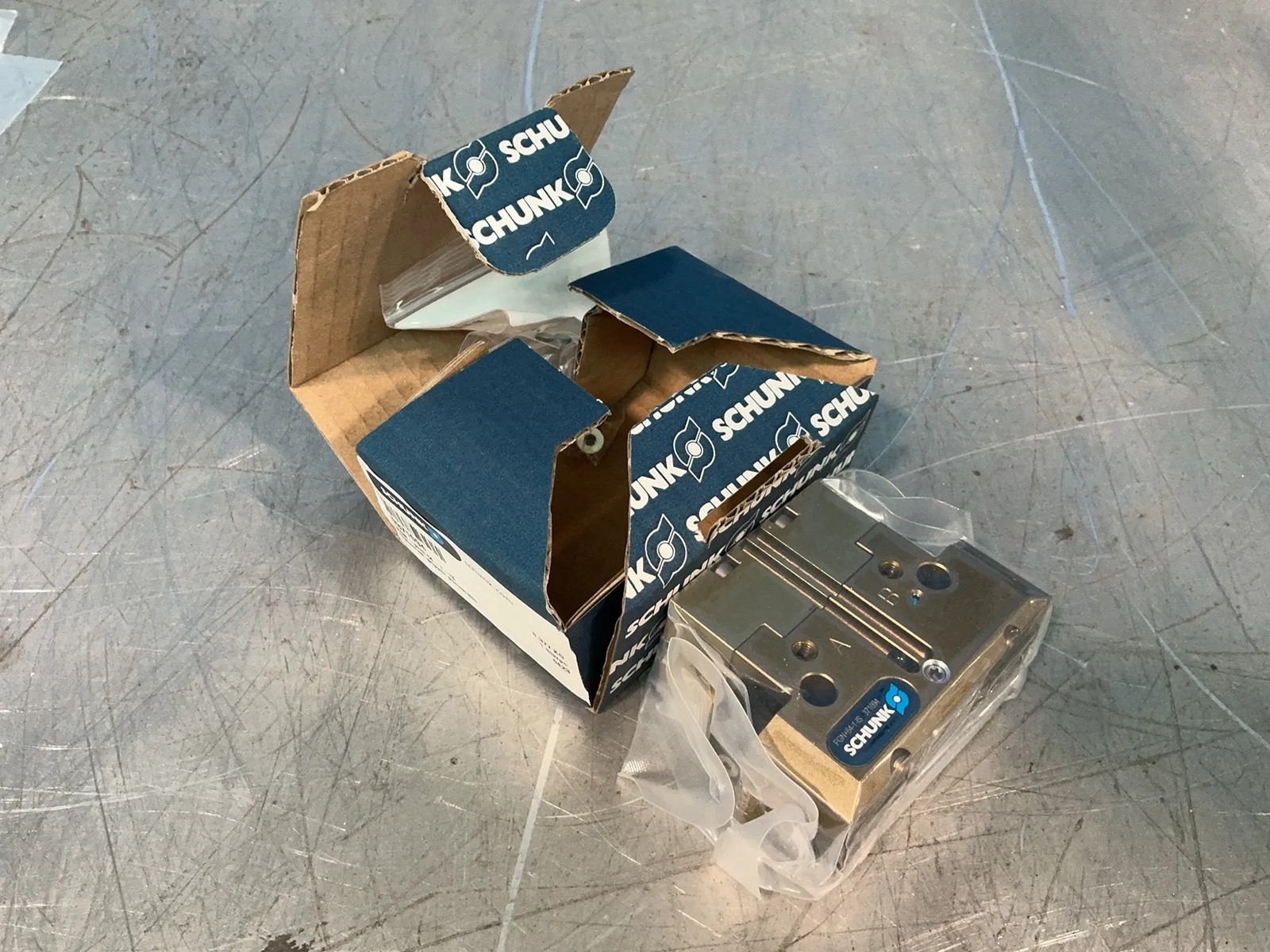 SCHUNK UNIVERSAL PNUEMATIC GRIPPER 0371094