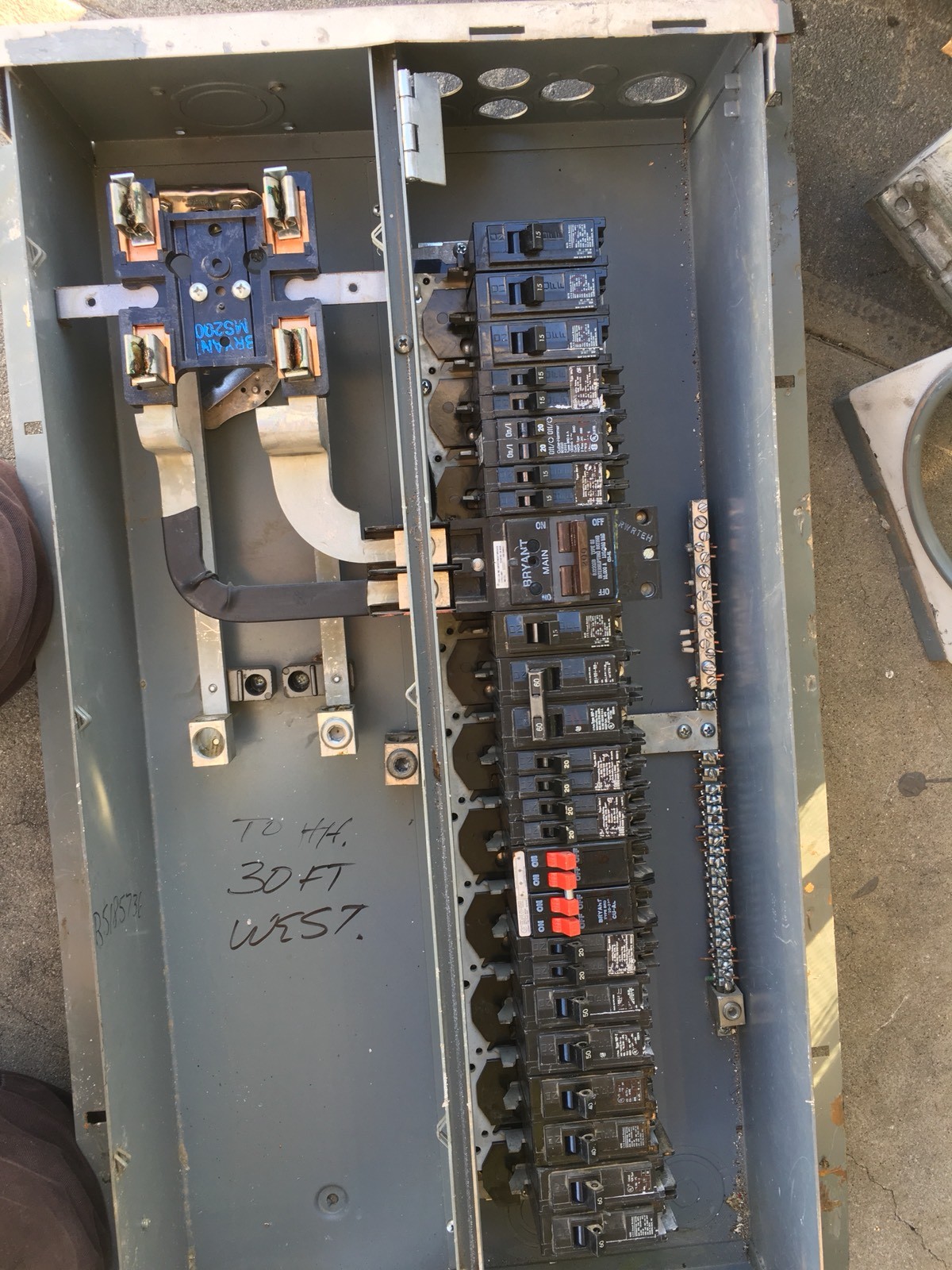 BRYANT BUSS BAR 200A 240V 1PH 20 SPC + 2 MAYN USED GOOD CONDITION OBSOLETE