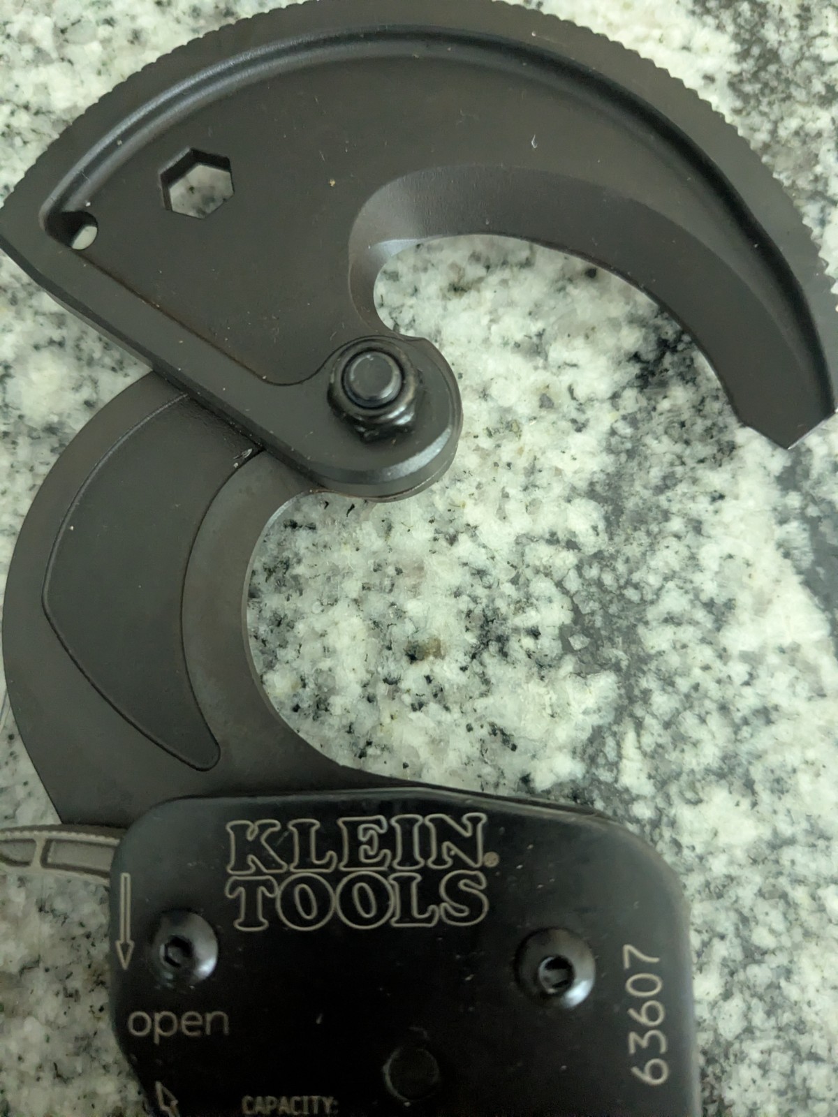 Klein Tools 63607 Ratcheting Cable Cutter 350 MCM Copper 9 in Yellow Handles