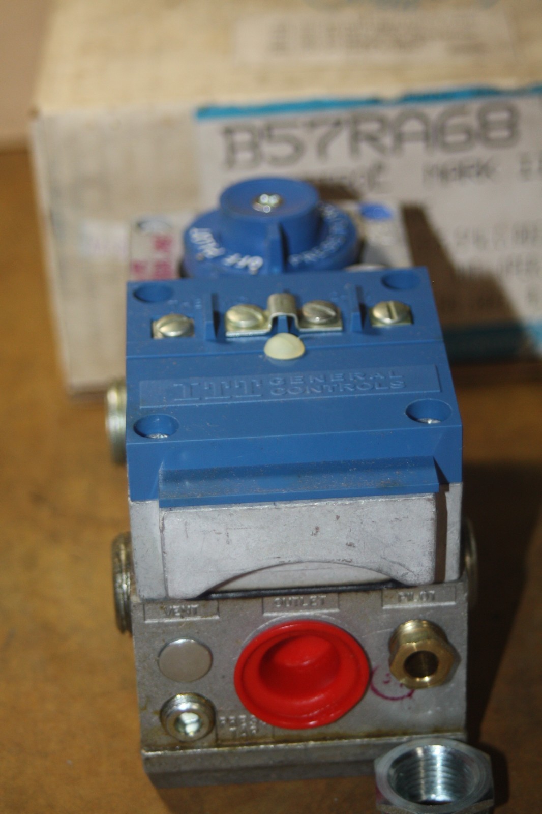 NOS ITT B57RA68 Midgitrol Mark II 24V Combination Gas Valve w/ Regulator