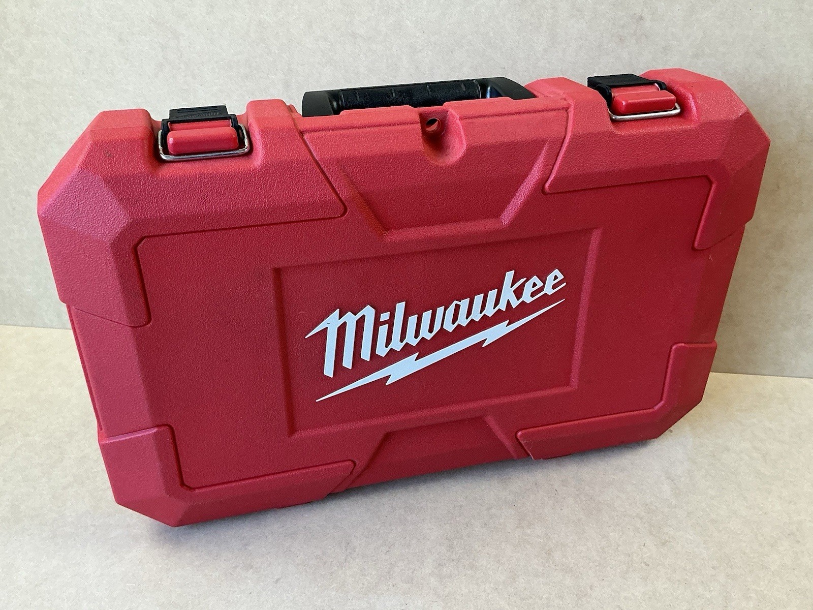 Milwaukee 5262-21 8-Amp Corded 1″ SDS D-Handle Rotary Hammer CASE ONLY!!