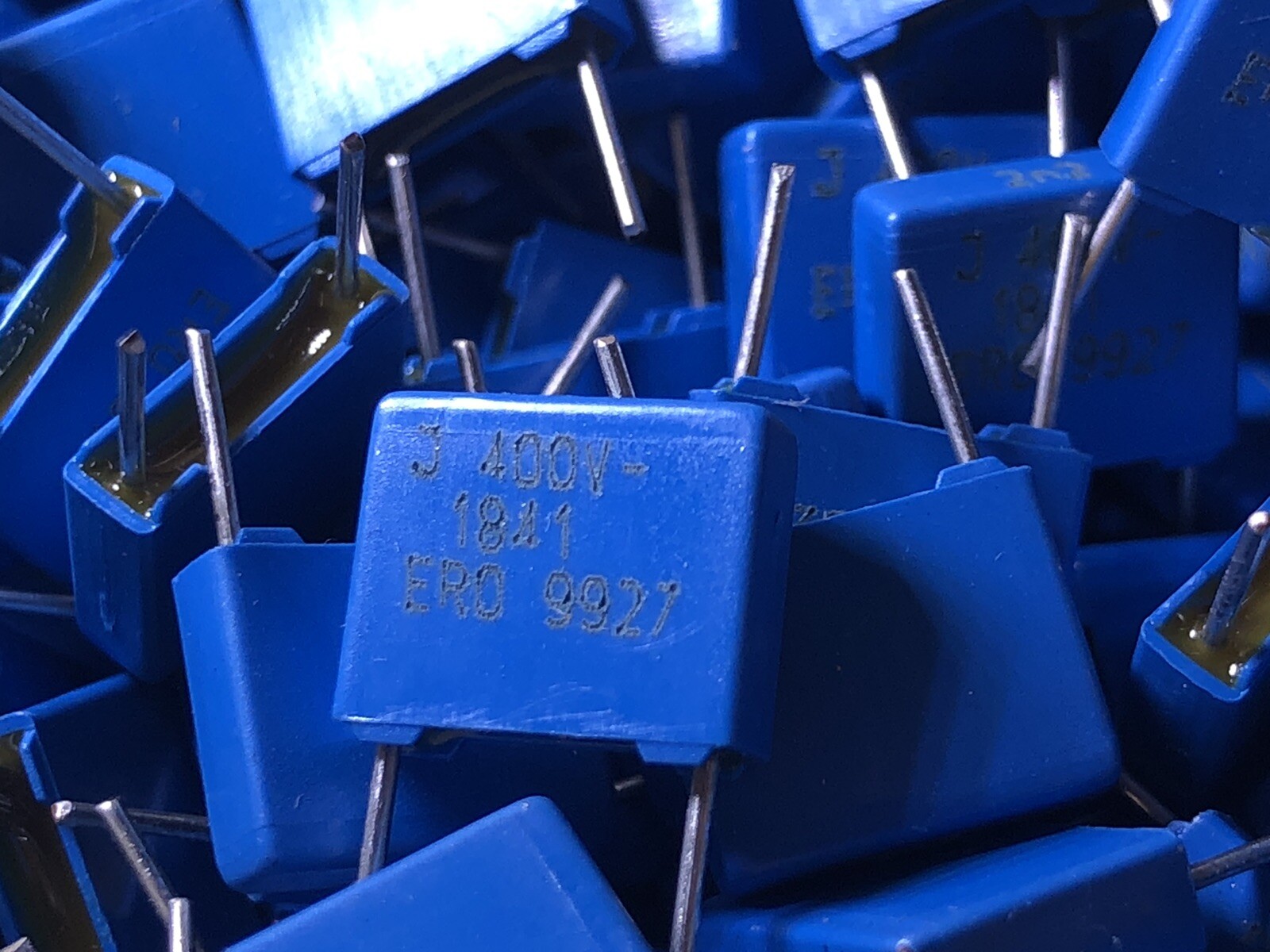 LOT OF 100 – Vishay .0022uf (0.0022uf, 2200pf, 2.2nf) 400v 5% Film Capacitors
