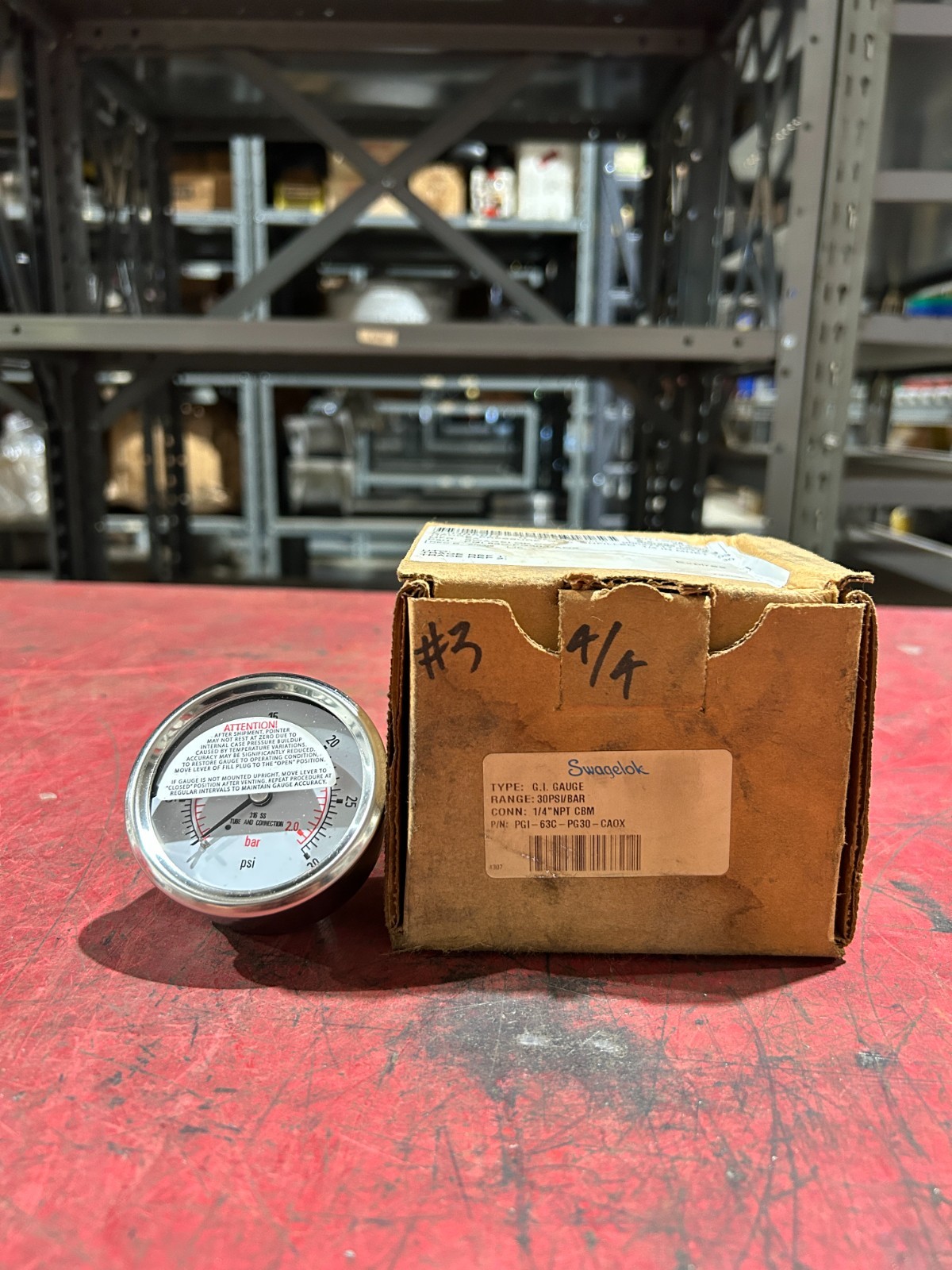 NEW IN BOX LOT OF 2 SWAGELOK PRESSURE GAUGE 1/4», 0-30PSI, PGI-63G-PG30-CAOX