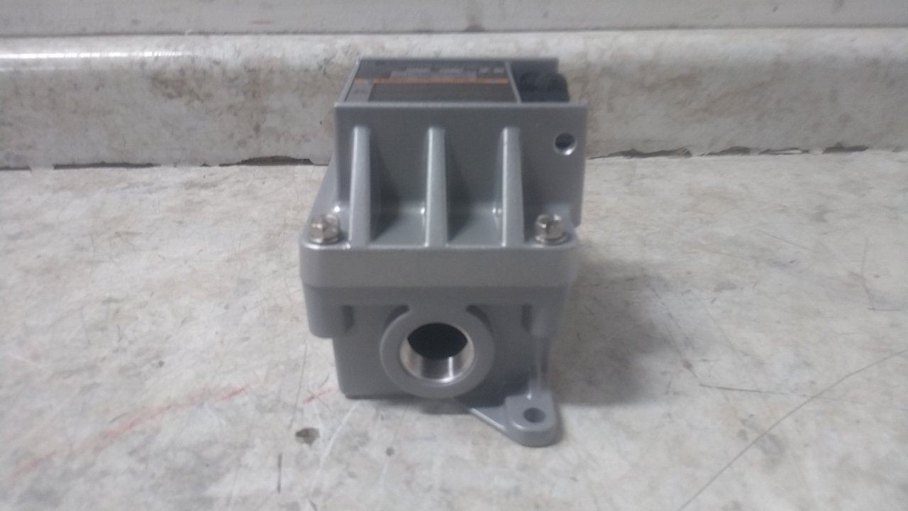 Square D 2510KR1 230VDC; 600VAC Max Voltage Rating Manual Motor Switch
