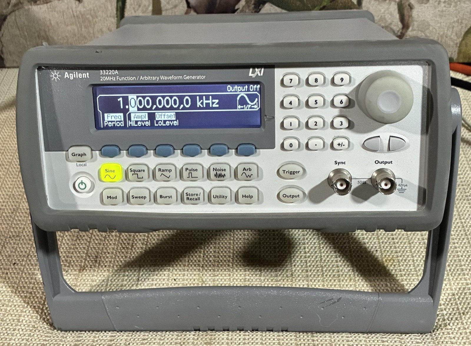 Agilent 33220A Function/Arbitrary Waveform Generator 20MHz – Used